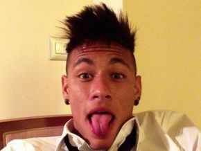 Sem prêmio, Neymar brinca após festa
