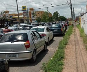 Postos de vacinação drive-thru registram longas filas em Teresina mesmo após ampliação de horário