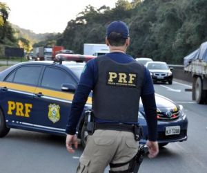 PRF prende suspeito com cocaína e crack em carro de prefeitura do Piauí