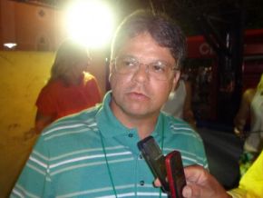 Deputado Gustavo Neiva acompanha desfile dos Blocos e Escolas de Samba de Floriano
