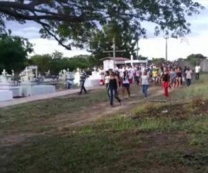 Comoção e revolta marcam enterro de adolescente vítima de estupro coletivo
