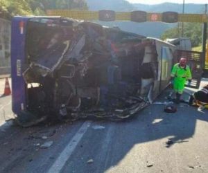 Acidente com ônibus de time de futsal deixa dois mortos e 20 feridos no Paraná