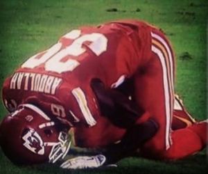 Jogador muçulmano é punido após rezar, mas NFL afirma que juiz errou