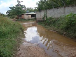 Riacho provoca indignação de moradores do bairro Campo Velho