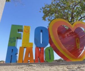Letreiro turístico de Floriano volta ao Cais após manutenção
