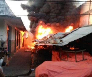 Incêndio de grandes proporções destrói barracas no Mercado Central de Teresina