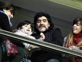 Maradona elogia Messi e diz que Neymar é 'mal-educado' como Pelé