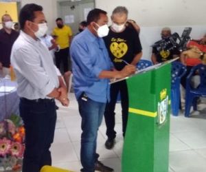 Prefeito Joel assina repasse de 196 mil reais à APAE de Floriano