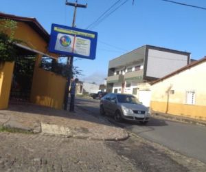 Moto colide com carro e mulher fica ferida em Floriano