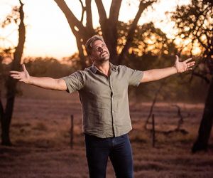Léo Chaves lança primeira música com participação dos 3 filhos e de sua mãe