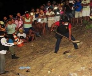 Homem é encontrado morto e enterrado com a cabeça de fora da cova