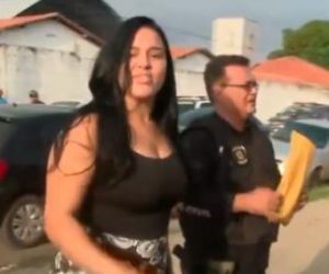 Mulher manda beijos para imprensa após ser presa em Teresina