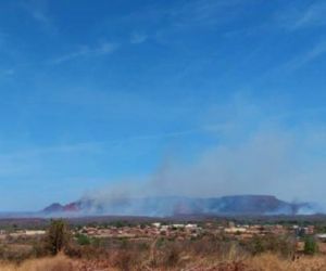Incêndio se alastra próximo à serra no sul do Piauí