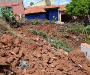 Encosta de morro desmorona sobre casa e causa pânico em Picos