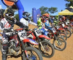 Motocross atrai mais de 80 competidores e reúne grande público em Oeiras