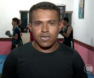 Lutador de 1,50m lança desafio para achar adversário