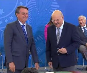 Jair Bolsonaro e ministro assinam reajuste de 33,2% para professores