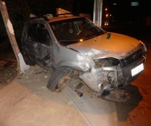 Motorista derruba muro de residência e foge deixando o veículo