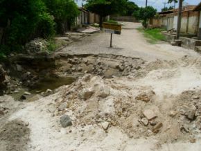 Obra da Agespisa causa transtornos a moradores do bairro Caixa dágua