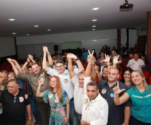 Wilson Martins faz reunião em Teresina e recebe apoio de policiais
