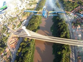 Homem cai da ponte ao olhar para Esquadrilha da Fumaça