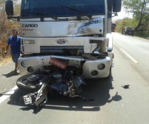 Colisão com caminhão mata motociclista e deixa mulher ferida do PI