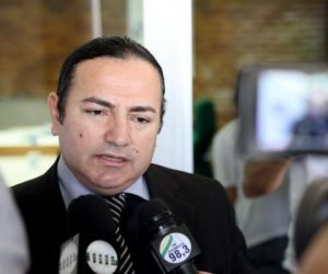Francis Lopes denuncia falta de sinal de internet no interior