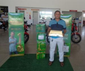Cliente da Cajueiro Motos de Floriano fatura R$ 3.500,00 na promoção Chave de Ouro