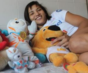 Sarah brinca e apelida mascotes Rio 2016: "Gato Félix" e "Bananeira"