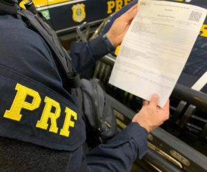 Polícia cumpri mandato e aprende celulares de homem que agrediu jornalista