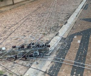 Moradores ficam sem energia após caminhão arrastar fios e derrubar três postes em Teresina