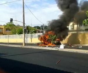Veículo capota e pega fogo em avenida de Teresina