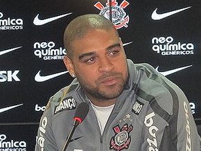Dor na coxa esquerda tira Adriano do treino do Corinthians