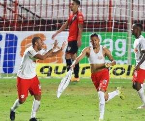 Red Bull Bragantino vence Atlético-GO fora e se isola na liderança do Brasileirão