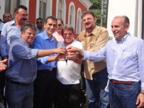 Governador entrega ambulância e Casa da Gestante em Floriano
