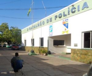 Motorista tem carteira roubada após adormecer no veículo em Floriano