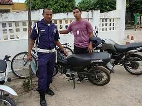 Agentes de trânsito recuperam moto roubada.