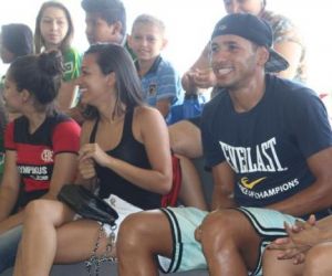 Triatleta tira onda de animador de torcida em torneio de handebol