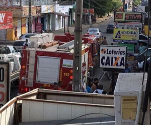Bombeiros são acionados para conter incêndio em casa lotérica