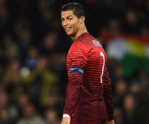 Cristiano Ronaldo, do Real Madrid, recebe o prêmio de artilheiro do mundo de 2016