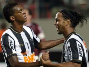 Com assistências e lance de 'sorte', R10 decide, e Galo vence São Paulo