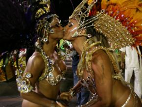 Musas Dani Sperle e Joana Machado se beijam antes de desfile