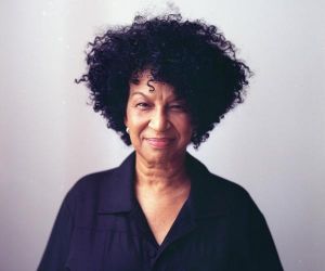 Juçara Marçal canta, em francês, música de Brigitte Fontaine e Jacques Higelin no álbum Delta Estác