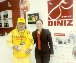 Repórter Amarelinho é presenteado com óculos das Óticas Diniz