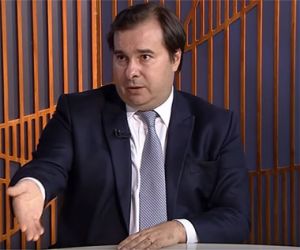 Maia critica taxa do FGTS e diz que Caixa "rouba" trabalhador