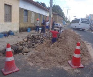 Rompimento na Rua São João deixa bairros de Floriano sem água