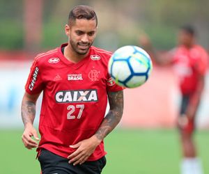 Rômulo volta ao time titular do Flamengo após dois meses