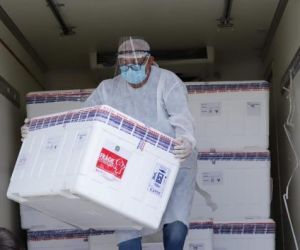 Após atraso no voo, primeiras doses de vacina contra Covid-19 chegam ao Piauí