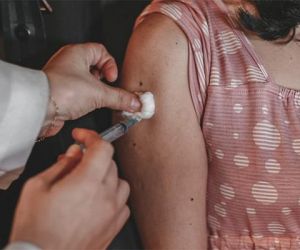 Obstetras sugerem que grávidas tomem vacina, mas evitem AstraZeneca