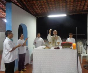 Fiéis participam da Vigília Pascal em Floriano
